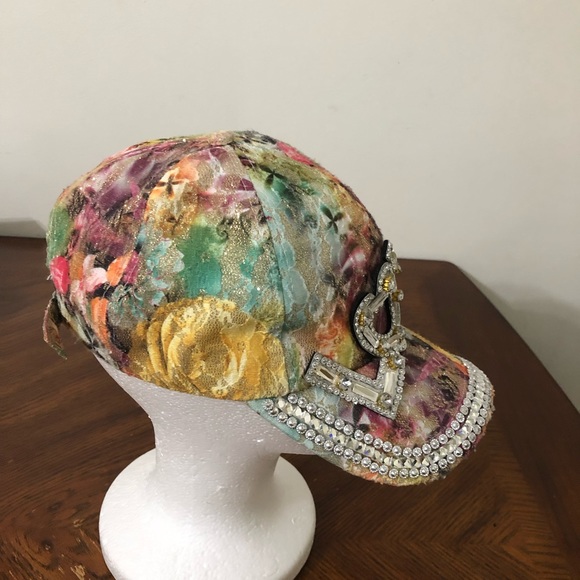 Multi color women’s LOVE cap - Picture 5 of 5